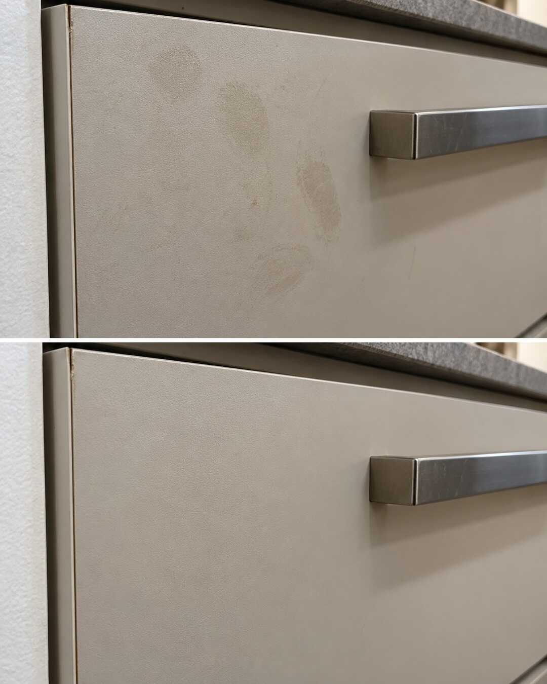 Anta in laminato opaco con impronte vicino alla maniglia prima e dopo una pulizia non abrasiva.