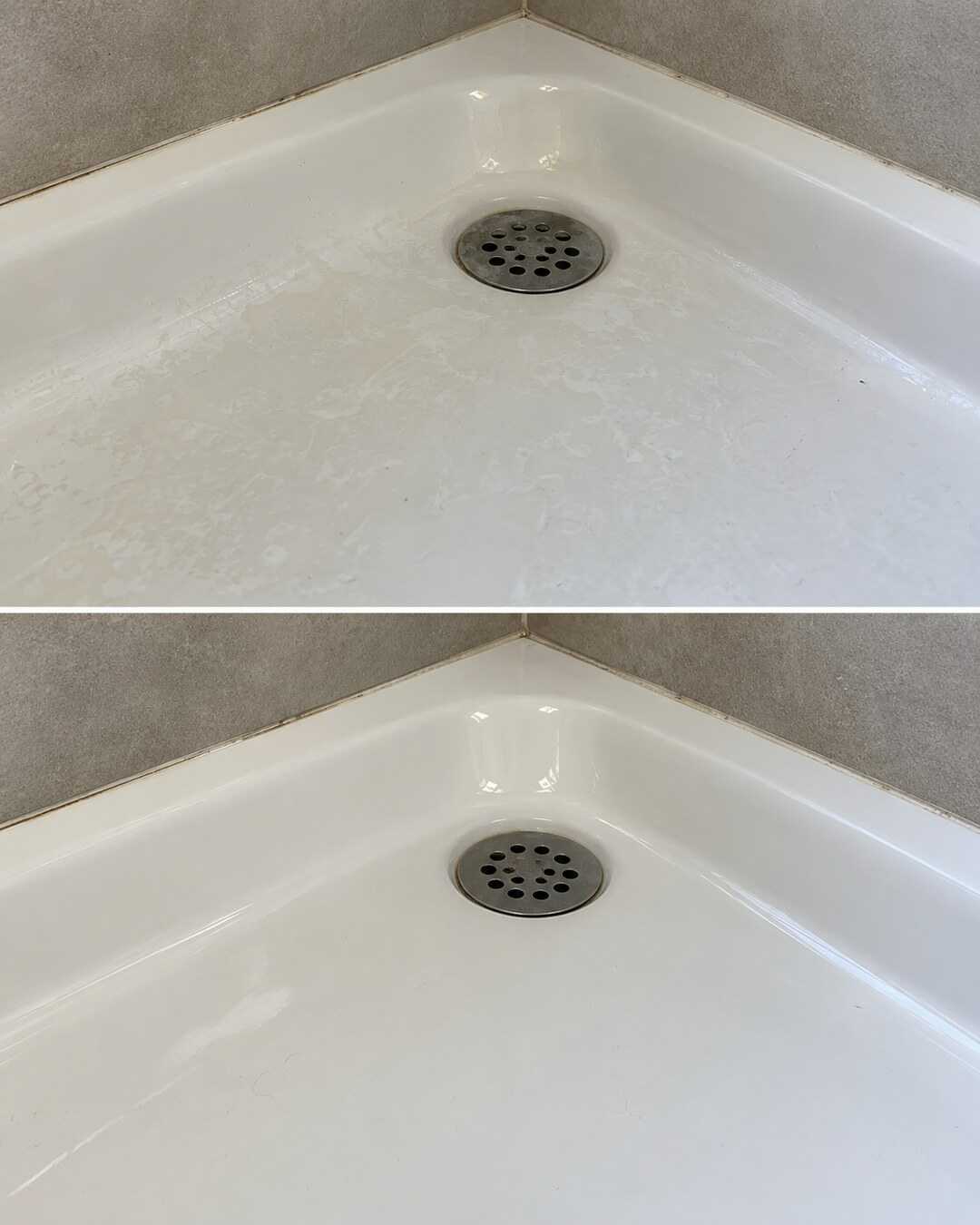 Piatto doccia in ceramica smaltata con patina superficiale di sapone prima e dopo il risciacquo.